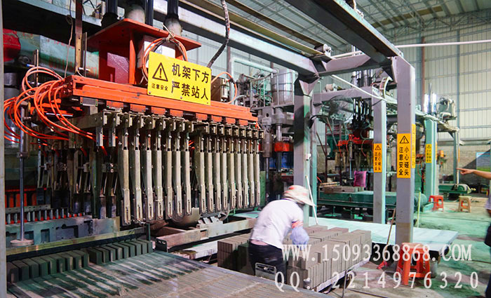 1200噸全自動(dòng)液壓磚機(jī)